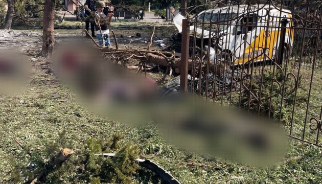 【写真・動画】ロシア軍、ウクライナ東部ヤロヴァの年金受給者が集まっている地点を空爆　死者２０人以上 ukrinform.jp/rubric-ato/403…