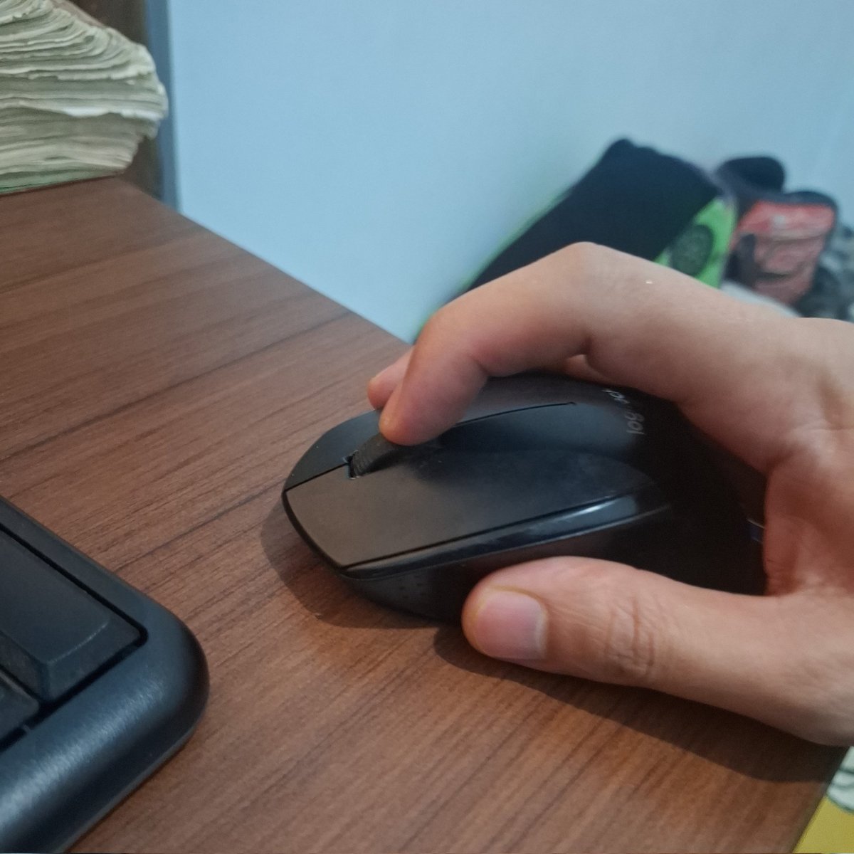 baabullah's tweet image. if you can not scroll the chat page in your whatsapp web, do this trick: press (not scroll) the center button until you see scroll icon like this. Move your mouse forward and backward. #whatsappscroll #whatsapperror #whatsapp thank me later 😘