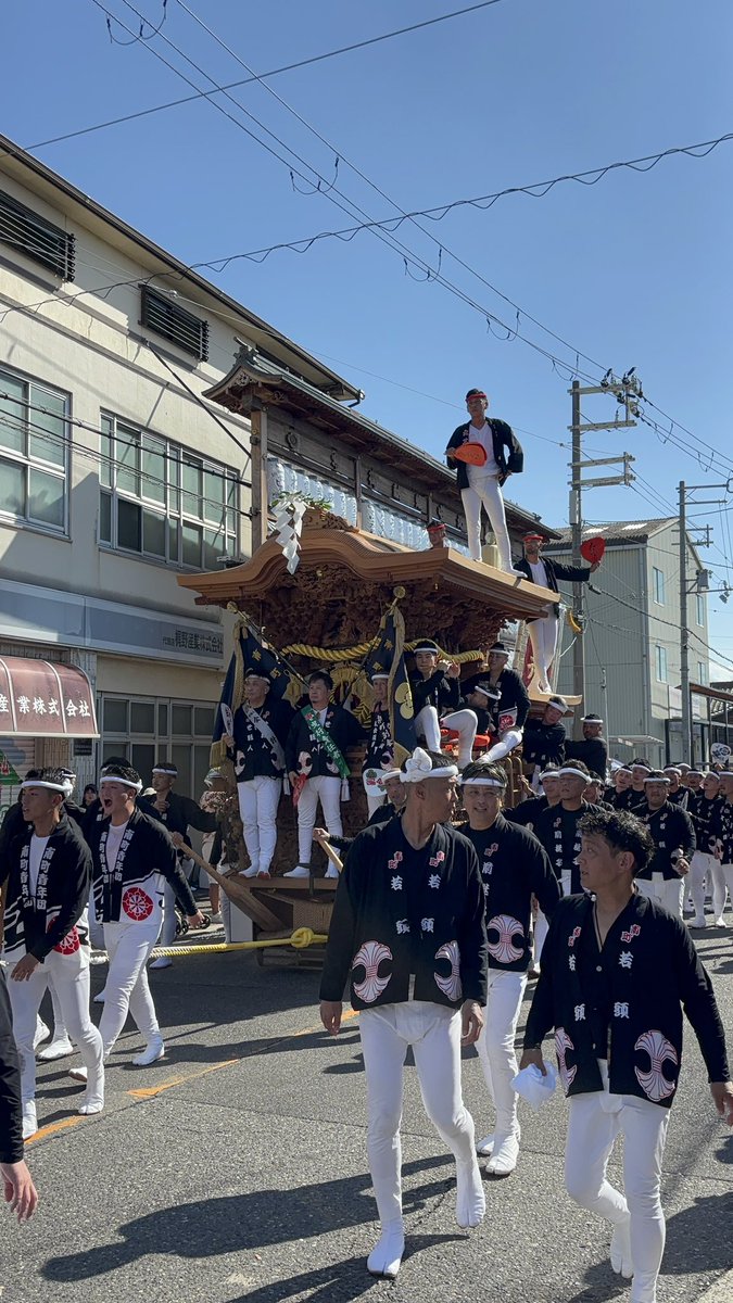dankichi07's tweet photo. 岸和田市南町
纏を見た時「あれ？前のやつやん‼️」と思ってたら交差旗と後旗も前のやつで懐かしさに浸れました😊 https://t.co/aKC6gOiaND