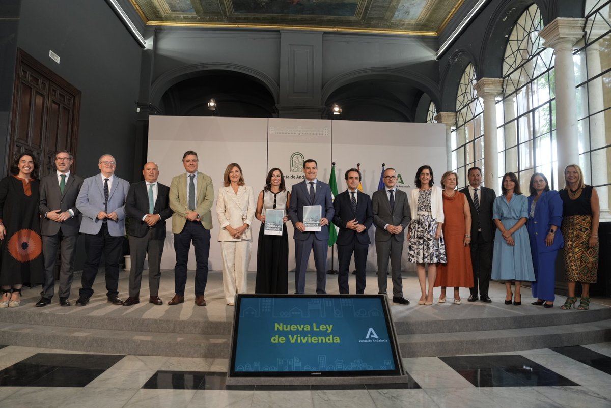 <a href="/JuanMa_Moreno/">Juanma Moreno</a> <a href="/Rocio_DiazJ/">Rocío Díaz Jiménez</a> <a href="/FomentoAND/">Consejería de Fomento de la Junta de Andalucía</a> <a href="/ParlamentoAnd/">Parlamento Andalucía</a> 📡<a href="/JuanMa_Moreno/">Juanma Moreno</a>: La Ley de Vivienda de Andalucía nace del consenso y con el respaldo y la implicación de distintos sectores.

Solo nos queda que, a lo largo del trámite parlamentario, se enriquezca la propia Ley y cuanto antes la pongamos en marcha en beneficio de los andaluces.