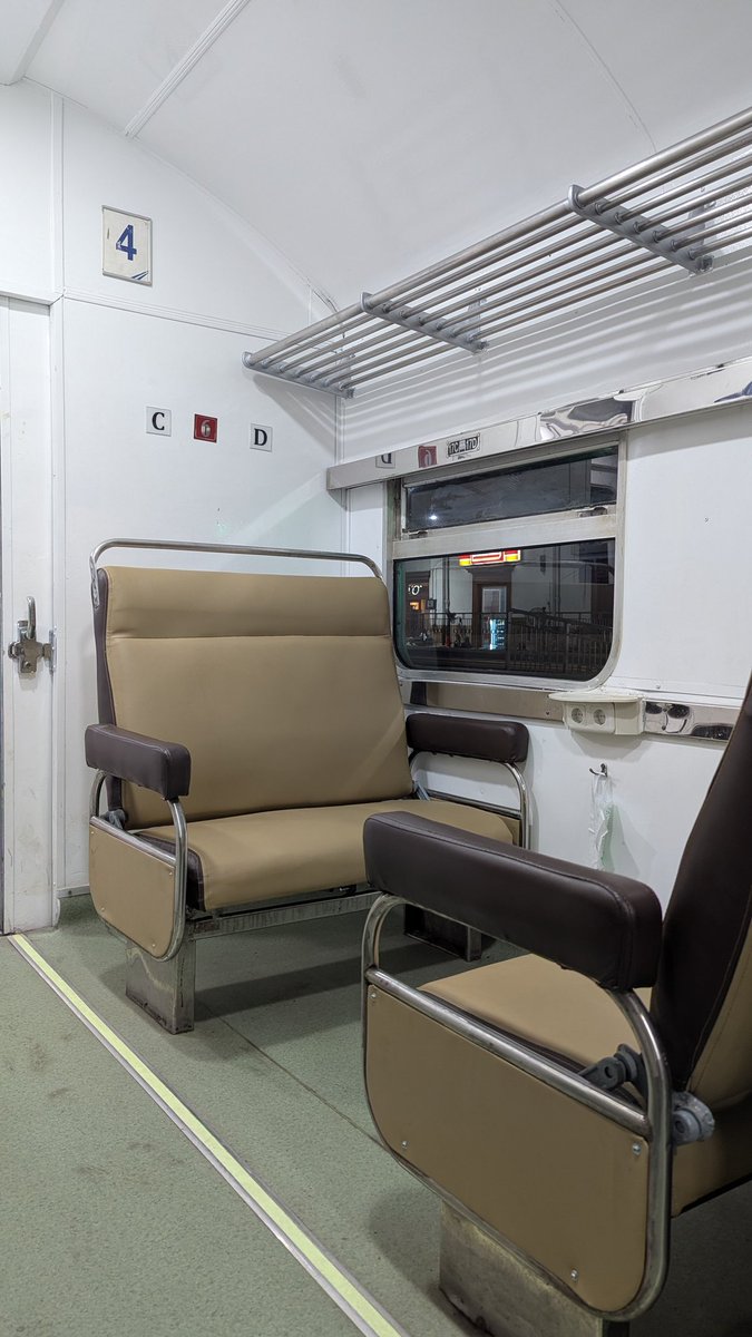 Mumpung masih ada ye kan 

Kelas bisnis ...

#sepur #railway #kelasbisnis #kai121 #keretaapikita