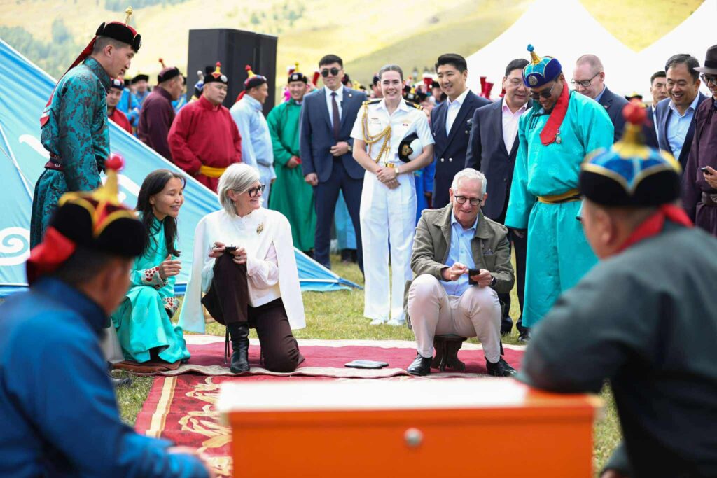 Монгол Улсын Ерөнхийлөгч У.Хүрэлсүхийн урилгаар хүрэлцэн ирсэн Австралийн Холбооны Улсын Амбан захирагч Саманта Мостин, нөхөр Симеон Бэкэтт нарын төрийн айлчлал өндөрлөлөө.
#МОНЦАМЭ #МонголМэдээ