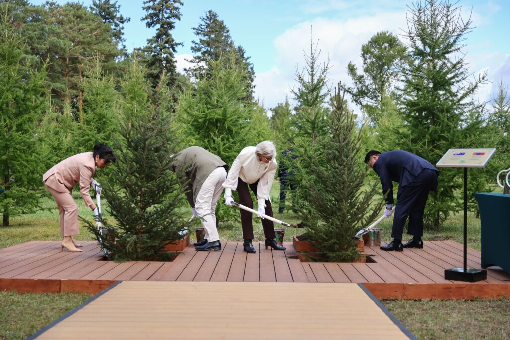 Сегодня, 9 сентября, завершился государственный визит Генерал-губернатора Австралии Саманты Мостин и её супруга Симеона Беккета, прибывших по приглашению Президента Монголии Ухнаагийн Хурэлсуха.
#МОНЦАМЭ #Монголия