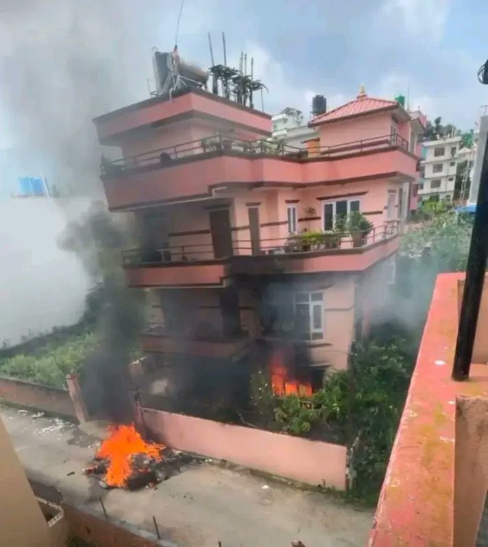 🇳🇵Непалд өрнөж буй эсэргүүцэл бол зөвхөн сошиал медиаг хаасан явдал гэхээсээ илүүтэй, олон жил тогтсон кастын системийн хямрал, залуу үеийнхний хоцрогдсон боловсрол, алдагдсан боломж, авилгын эсрэг нийгмийн бухимдал зэрэг гүнзгий, системийн асуудлуудын илрэл гэж бодож байна.
Би