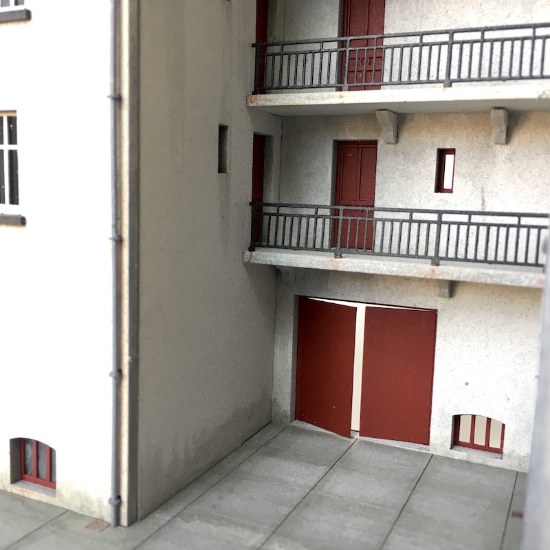 Nouveauté: un immeuble sur cour intérieure avec des coursives. Maquettes en kit en carton découpé au laser à peindre et à monter à l’échelle Ho – 1/87, disponibles chez axelsbazar.com Venez voir ce modèle et tous les autres à CHAMBERY les 1  &amp;2 novembre prochain.