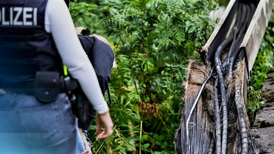Linksextremistischer Terrorismus

Manche Menschen sollten nicht unbeaufsichtigt frei sein, wenn sie ein Risiko für andere darstellen. Sicherheit steht an erster Stelle.
#Politik #AfD #Deutschland #Links #Linksextremistischer