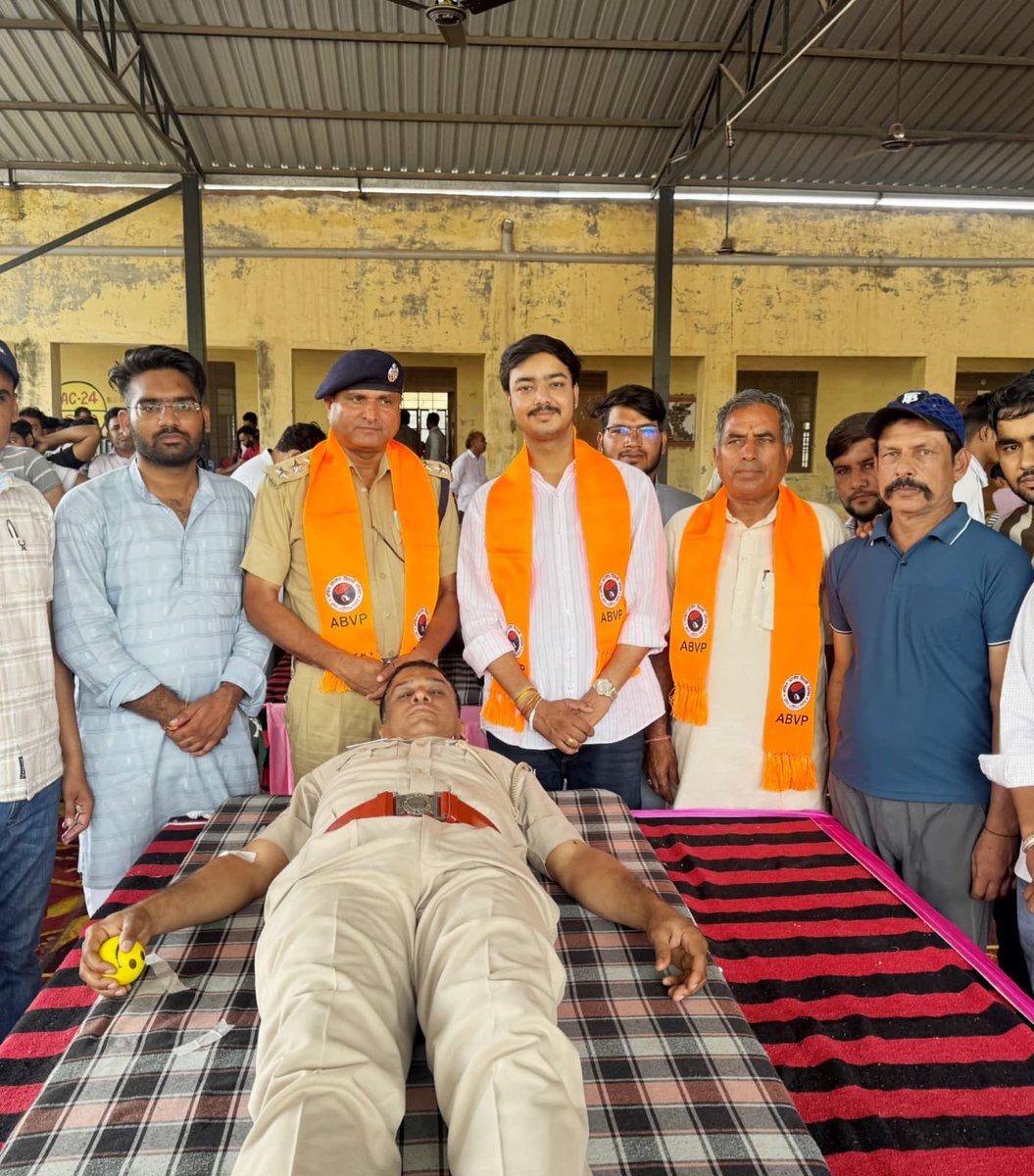 बीदासर (चुरू) के डिप्टी साहब ABVP का दुपट्टा पहनकर फोटो खिंचवा रहे हैं जो कि सरकारी सेवा आचरण नियमों का सीधा उल्लंघन है।सरकारी कर्मचारी का किसी राजनीतिक संगठन से जुड़ना या उसका प्रचार करना स्पष्ट रूप से प्रतिबंधित है।

तो क्या अब वर्दीधारी भी पार्टी प्रचारक बनेंगे?
क्या ????