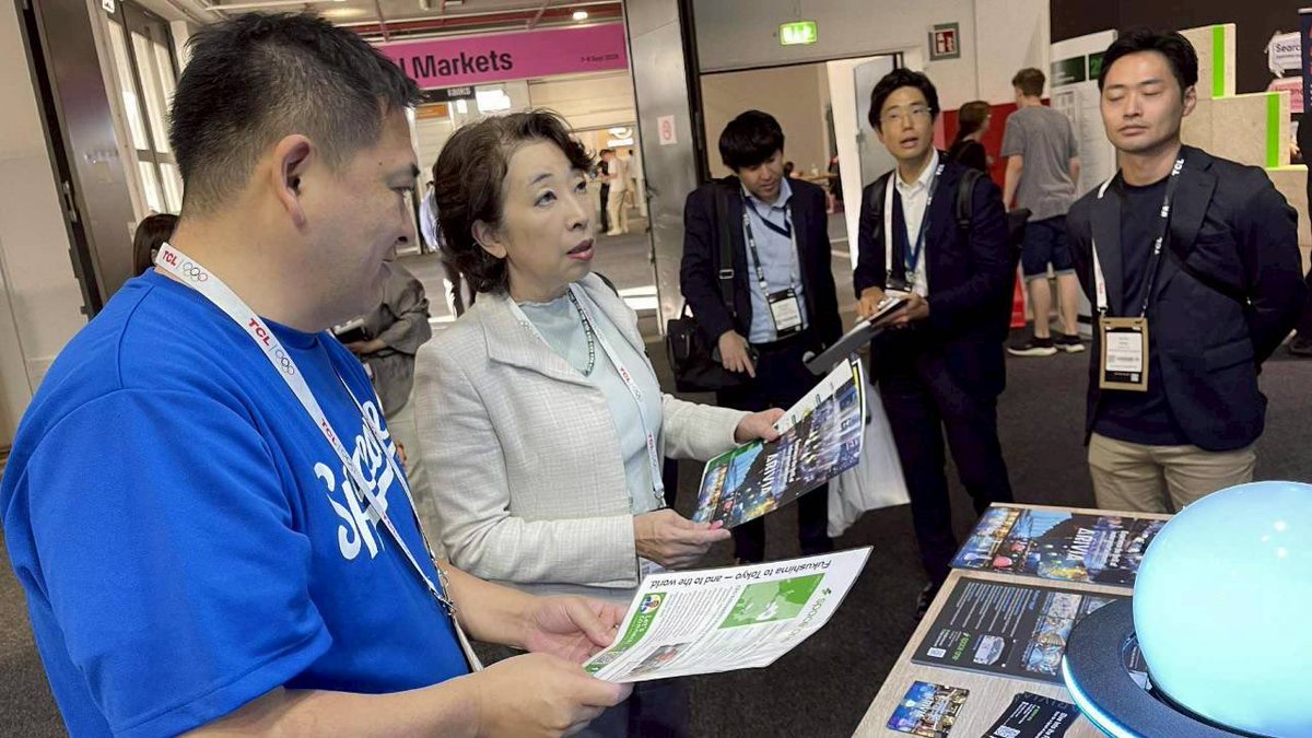 airocean_jp's tweet photo. ✨IFA2025出展中のひとコマ✨
なんと!在ドイツ日本国大使館の志野大使が、弊社ブースに立ち寄ってくださいました🇯🇵🇩🇪
水上ドローン「ARIVIA」にも興味を持っていただき、とても嬉しいひとときでした😊🌊✨
国際舞台で日本発の技術を紹介できること、本当に誇らしいです‼️
#IFA2025 #Berlin #ARIVIA #水上ドローン #SusHiTechTokyo #Spaceone