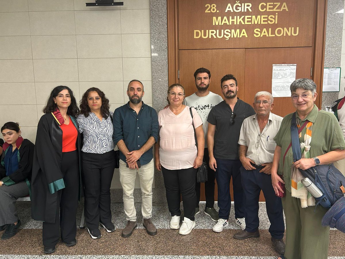 KESK dönem sözcümüz Hatice Yayla ile birlikte, hekimlik görevini yerine getirdiği için cezalandırılan SES üyesi Dr. Barış Kaya’nın davasını 28. Ağır Ceza Mahkemesi’nde takip ediyoruz. Bir hekimin görevi hastayı muayene etmektir; Barış Kaya’nın yanındayız, adaletin ve hekimlik