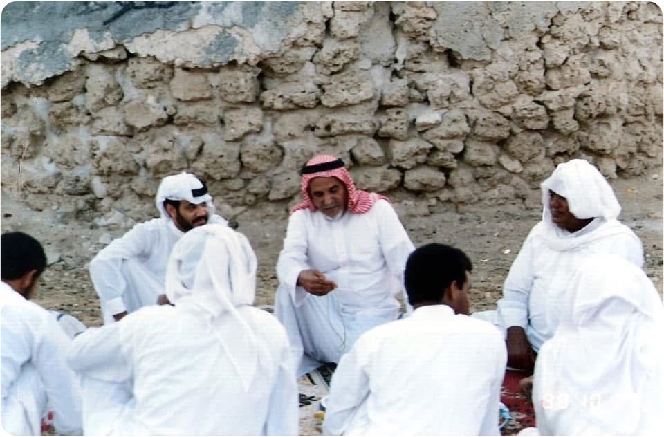 القطيف .. جزيرة دارين .. عام ١٩٨٩ م

من مشاهد الحياة اليومية للناس، وثّقها بعدسته المصور فرانسيسكو توبوتي، لتبقى شاهداً بصرياً على تفاصيل زمنٍ مضى.

الوصف: ALT