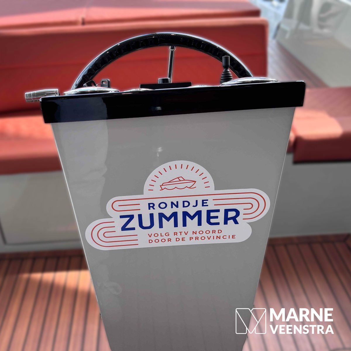 Deze zomer voer @RTVNoord met twee speciaal beletterde bootjes voor Rondje Zummer. MarneVeenstra mocht dit project uitvoeren.

Bekijk hier het resultaat:
marneveenstra.nl/rondje-zummer

De eerste aflevering terugkijken?
youtube.com/watch?v=eVUJA_…

#RTVNoord #RondjeZummer #signing