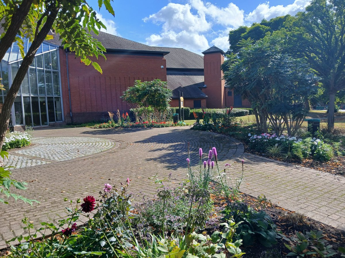 This is fantastic by volunteers and <a href="/KnutsfordTown/">Knutsford Town Council</a>  My photos dont show the full glory of it all <a href="/KnutsfordNews/">Knutsford Guardian</a> good news story