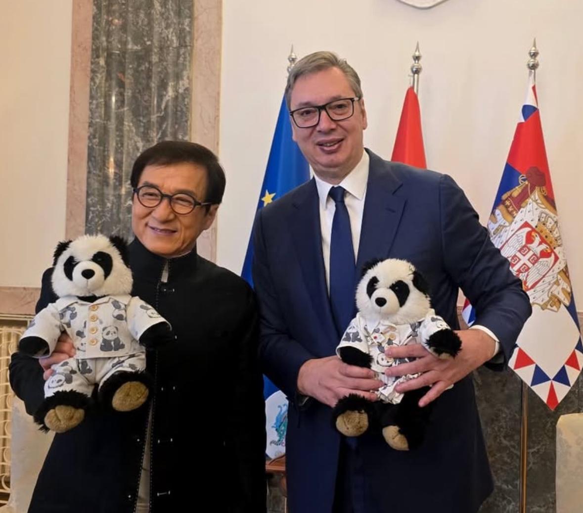 sns_srbija's tweet photo. Председник Србије Александар Вучић @avucic састао се данас са прослављеним холивудским глумцем и новим бренд амбасадором "EXPO 2027" Џекијем Ченом и истакао да је велика част што ће предста��љати "EXPO 2027" у Србији својом харизмом и енергијом.
https://t.co/WpCl4tg3lQ https://t.co/lLpxk80TFL