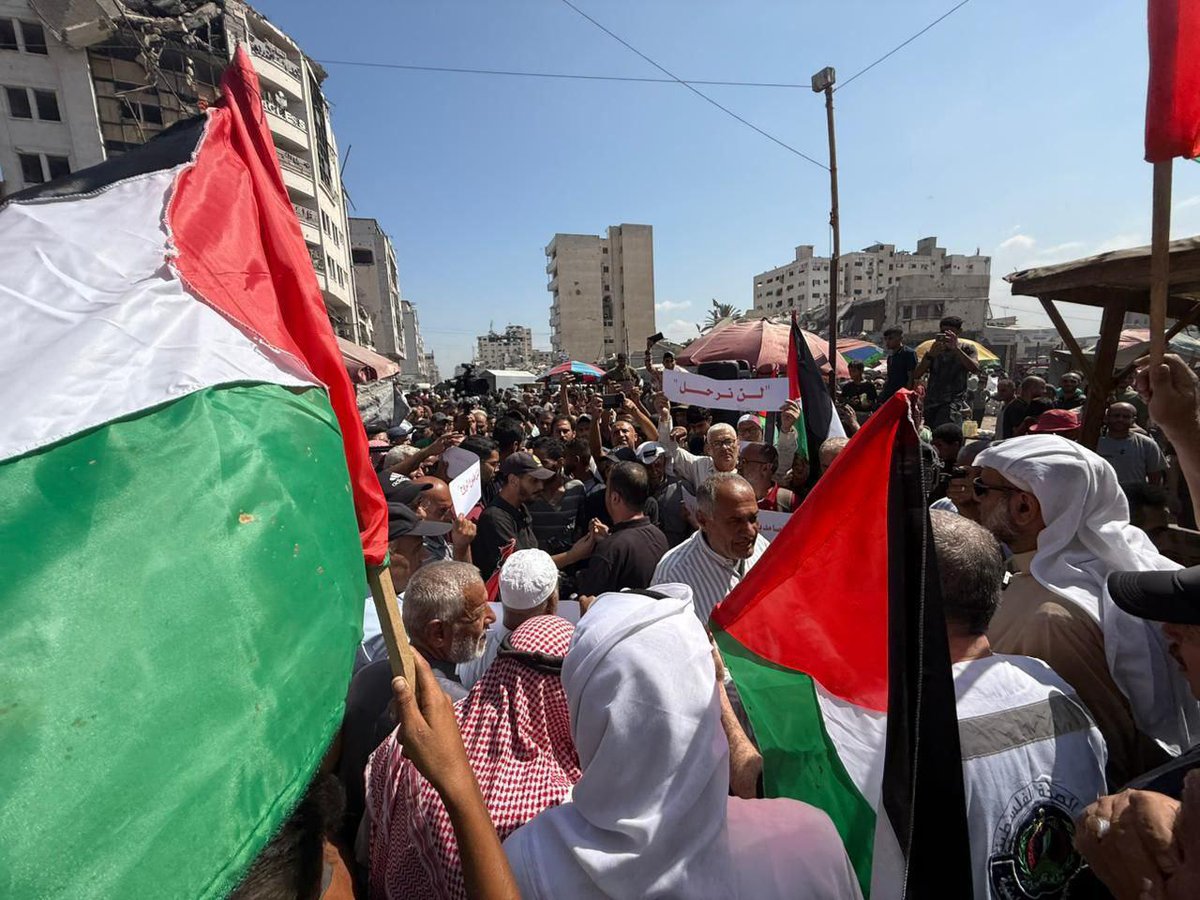 "النزوح من غزة نحو السماء فقط"..

الأهالي في مدينة غزة ينظمون وقفة مسيرات بالأكفان للتأكيد على رفض النزوح والخروج من المدينة وعدم الرضوخ لتهديدات الاحتلال.