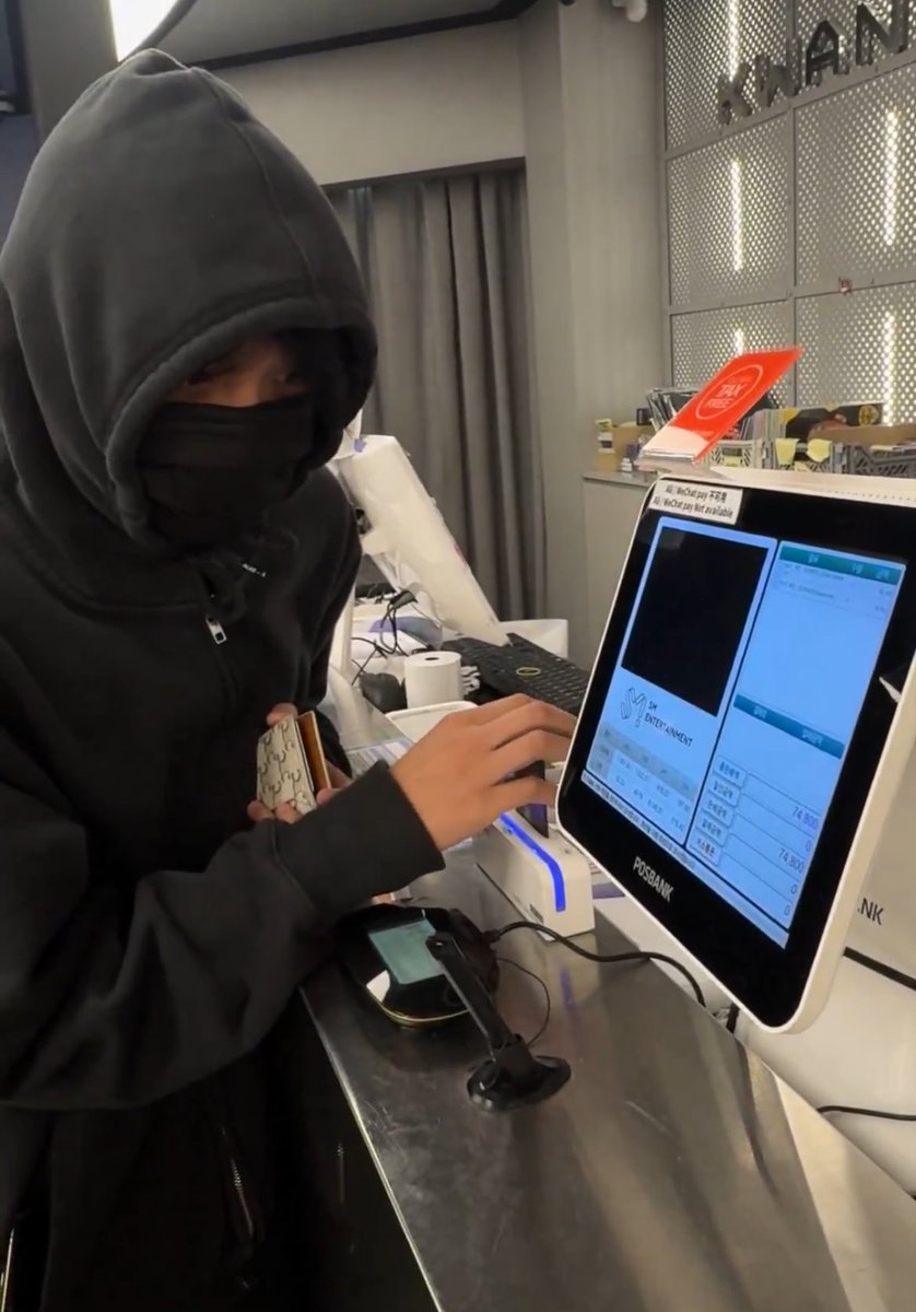 รูปนี้แฮชานน่าจะได้ไปอยู่ในสตอรี่อีกเป็นแสนล้านคนแน่ๆ ฟีลแฟนหนุ่มพาไปซื้ออัลบั้มศิลปินคนโปรดมาก