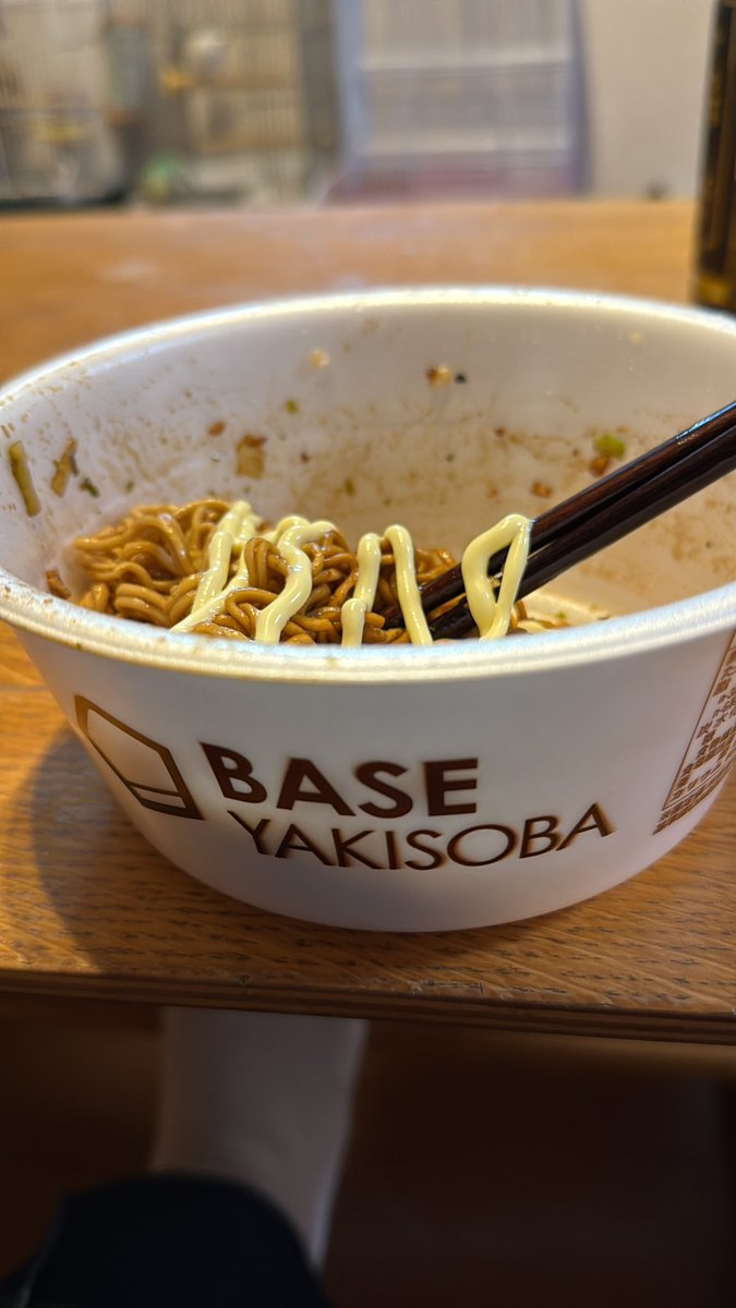 AqsAbl's tweet photo. base焼きそば不味すぎて結局マヨネーズかけてジャンキーにしちゃうおれ… https://t.co/Oz8HgHrC9Z