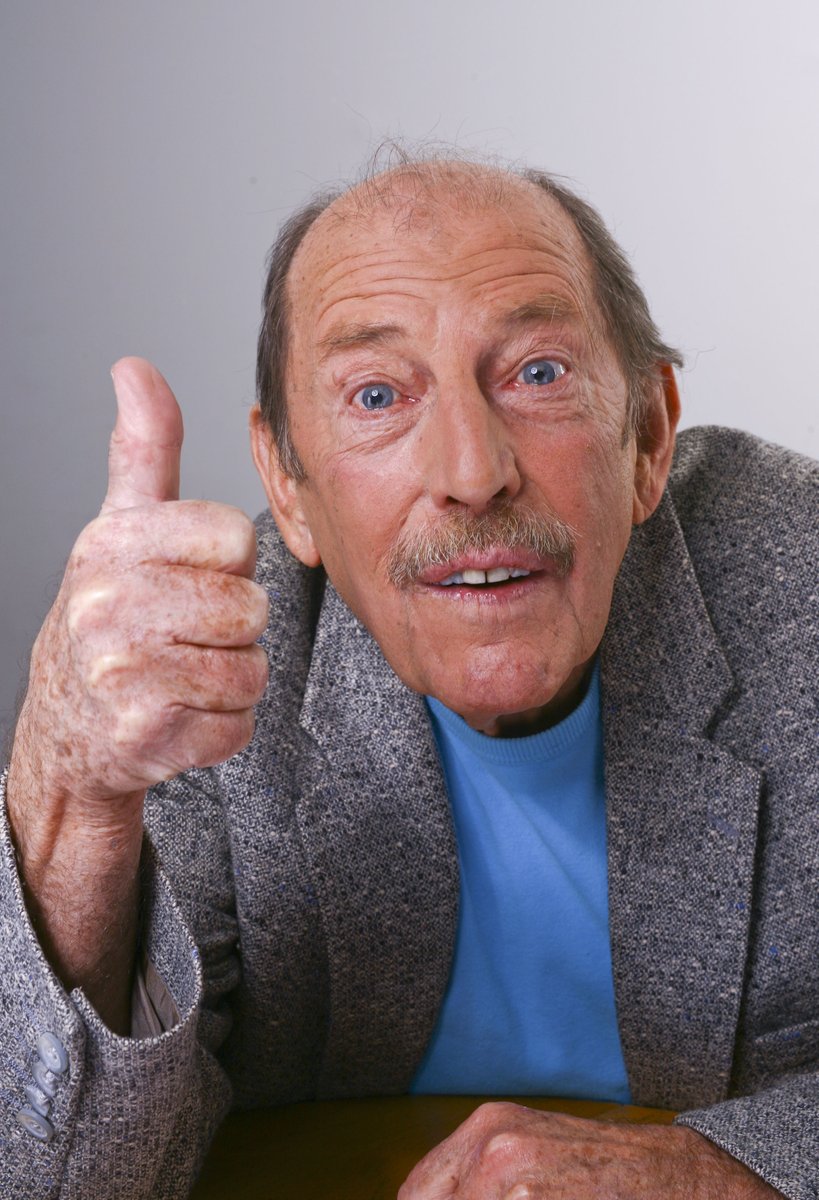 allocine's tweet image. #CharlyOleg, le fameux pianiste de l'émission culte #TournezManeges, est mort à l'âge de 94 ans. Savoureuse anecdote : en 1988, il avait partagé une scène avec #DanielDayLewis et #JulietteBinoche dans #LInsoutenableLegereteDeLEtre de Philip Kaufman où, durant la scène de mariage,