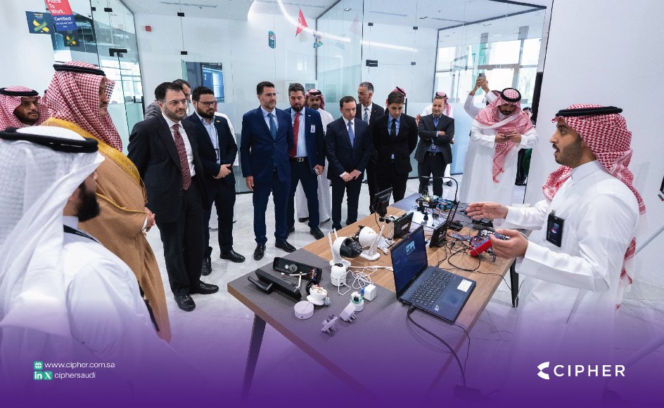 CipherSaudi's tweet image. لقطات من زيارة معالي وزير الاتصالات وتقانة المعلومات📸

حيث عرضنا خلالها منظومة الأمن السيبراني وابتكارات الذكاء الاصطناعي لتعزيز تعاون مستقبلي رقمي آمن.

Highlights from the visit of His Excellency the Minister of Communications and Information Technology 📸

During the visit,…