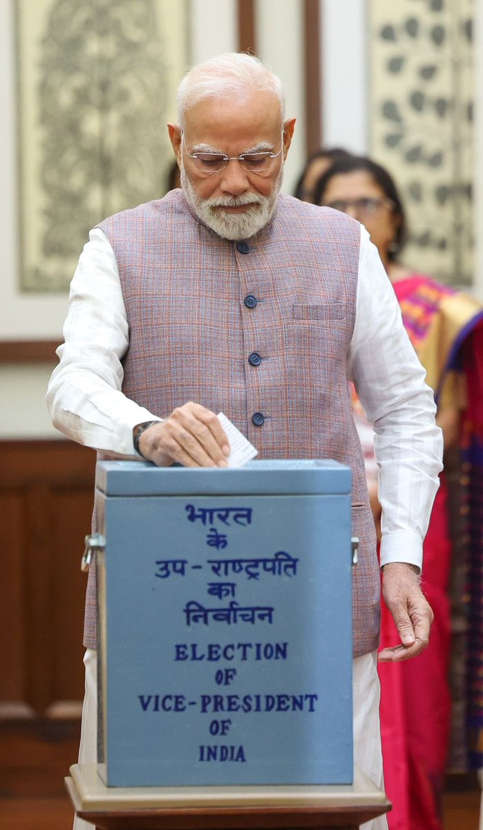 AshuBujetiya's tweet image. जब ख़ुद बैलेट पेपर से वोट डाल रहे हैं तो देश की जनता EVM से वोट क्यों डाल रही है? 

#VPelection