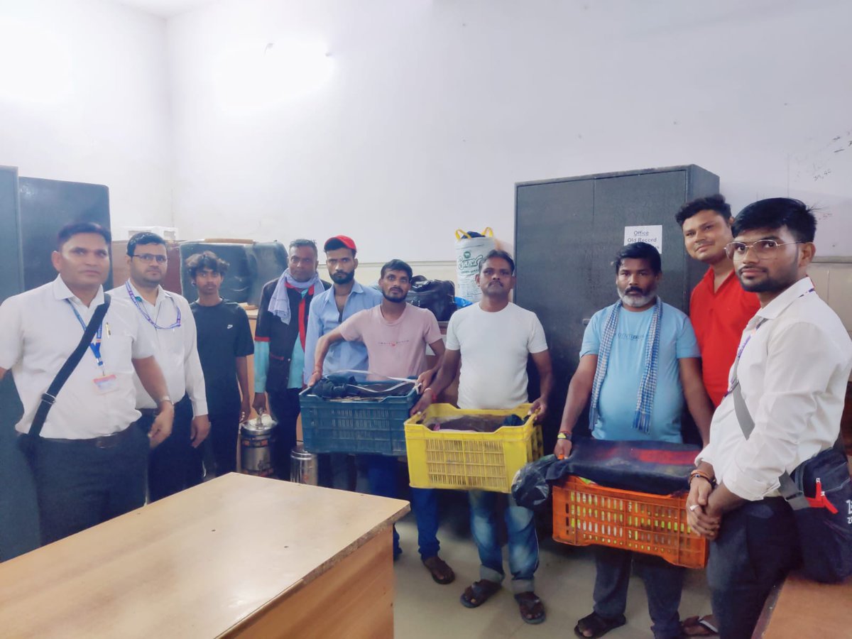 "कानपुर सेंट्रल पर 02 से 08 सितम्बर तक चलाए गए विशेष टिकट चेकिंग अभियान में ओवरचार्जिंग, अनियमित यात्रा व अवैध वेंडरों पर सख्त कार्रवाई की गई। कुल ₹91,730/- जुर्माना वसूला गया। 🚉

👉 सुरक्षित यात्रा, स्वच्छ वातावरण और वैध टिकट – यही है रेलवे की पहचान।"