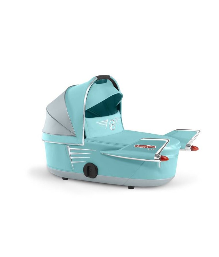 LHoonited's tweet photo. Pour les bébés pressés de parents fortunés, il existe deux poussettes qui sortent du lot. On commence par la poussette Cybex par Jeremy Scott. 2500 euros mais un style de folie, jusqu'au sac à langer dans lequel on ne peut pas glisser grand chose. Mais on ne peut pas le glisser avec style. https://t.co/1f7VPI4WgZ