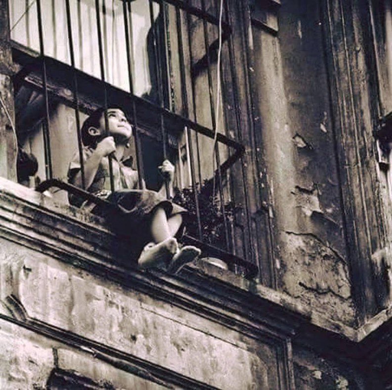 "Nedir dedim bu yaşamak? 

  Bir düş, dedi; birkaç görüntü."

Ömer Hayyam