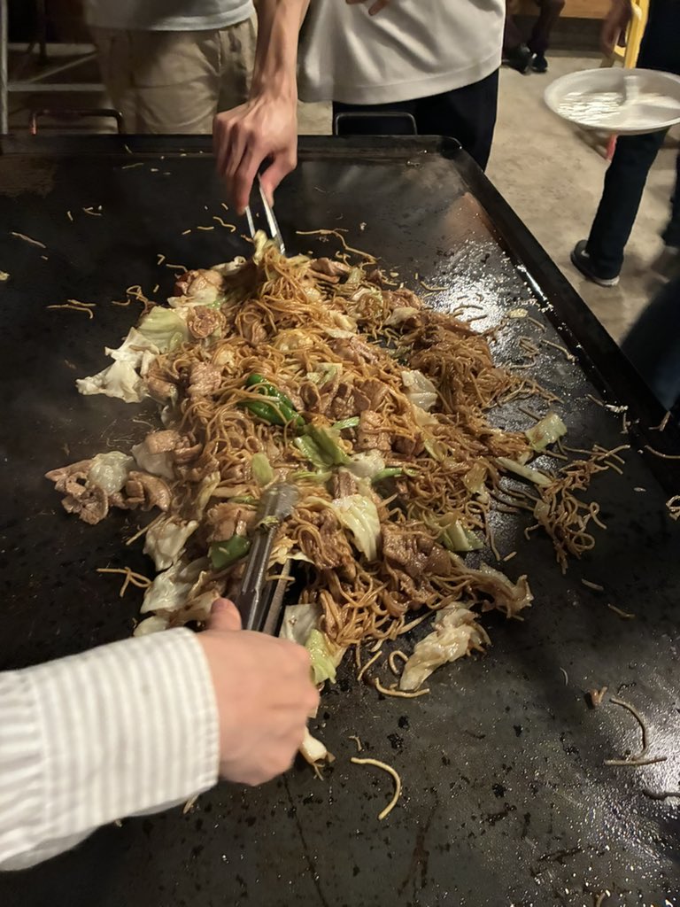 夏合宿2日目☀️
計7時間超の練習を終えた部員たちを待っていたのは B B Q！！
大量のお肉と大きな鉄板にテンションが上がります🥳

楽しすぎて今これ🕺