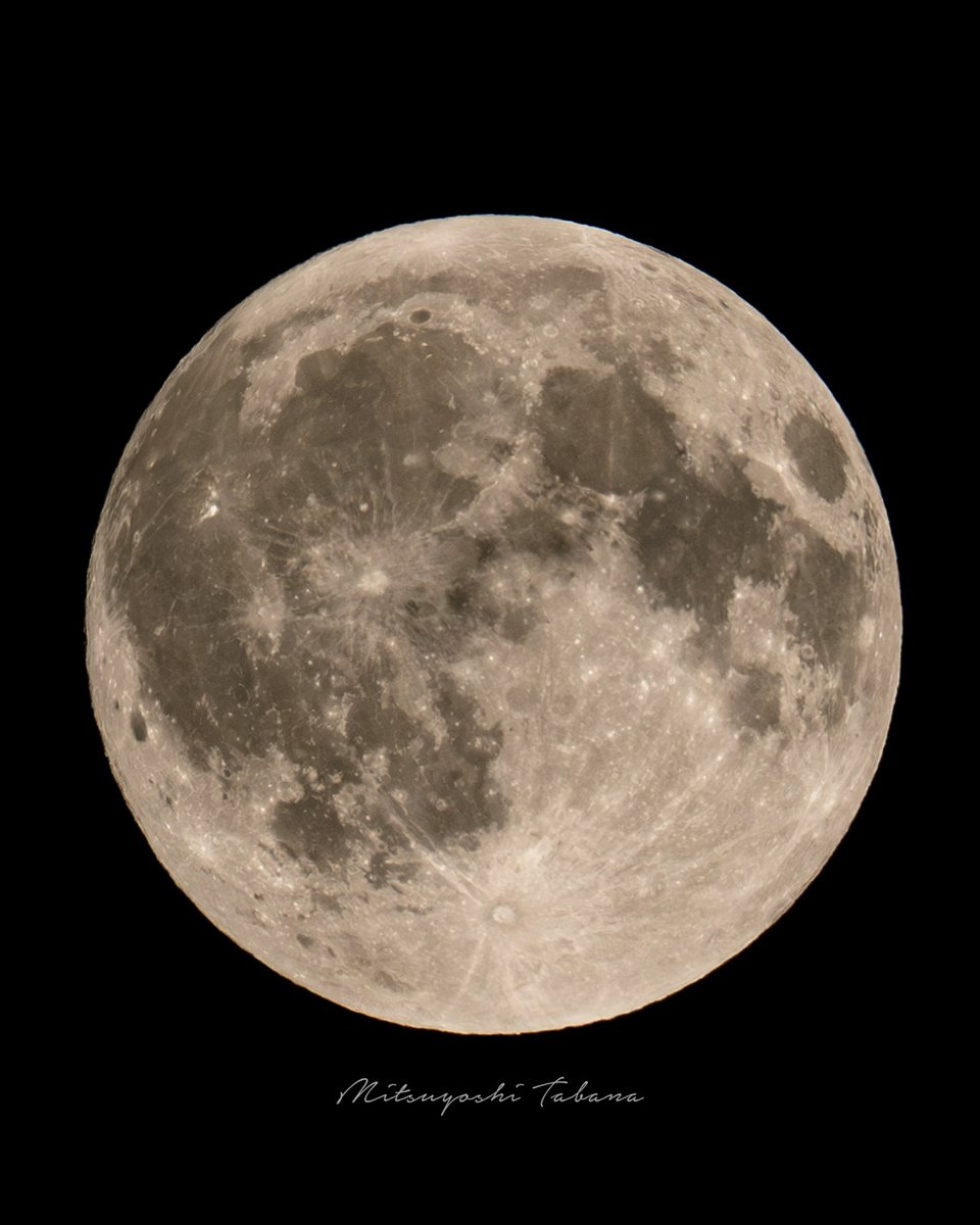 t_informations's tweet image. ７日の夜10時頃に撮影した月です。
この時点ではまだ皆既月食は始まっておらず、満月の姿を見せていました。
深夜1時半過ぎから月が欠け始め、やがて赤銅色の皆既月食となっていきました。

#満月 #皆既月食前 #月のある風景 #夜空 #天体観測 #moonphotography #fullmoon #lunar #skyphotography