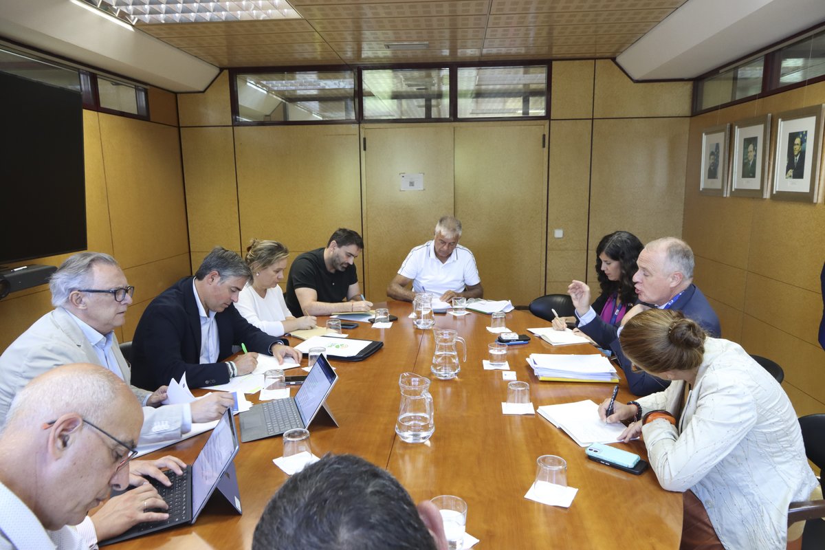 Hoy reunión con <a href="/CangaFanoDiego/">Diego Canga Fano</a> de <a href="/EUAgri/">EU Agriculture🌱</a> a quien hemos trasladado la importancia de apostar por una #PAC fuerte y bien dotada presupuestariamente. Exigimos unas cifras claras y reglas comunes para un mercado común. También necesitamos más fondos para la #AgriculturaFamiliar