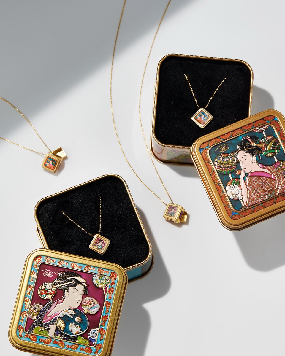 お菓子缶から生まれたネックレス。
蓋部分は、パカっと開くロケット仕様。
まるでお菓子缶をそのまま小さくしたような仕上がりです。