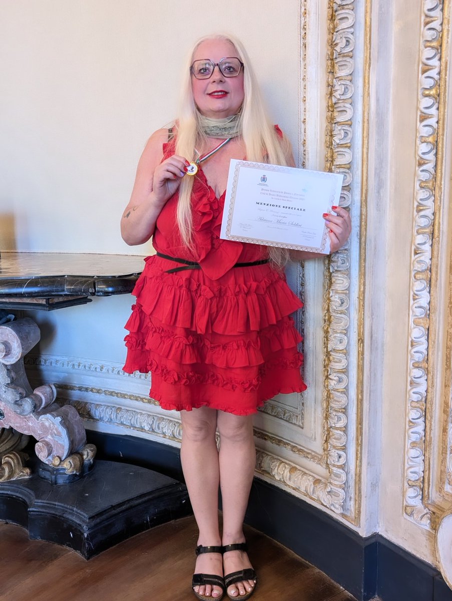 SamArtsFactory's tweet photo. Il mio romanzo INTERNI DI CONFINE si è classificato 4° all'XI edizione del Premio Letterario Internazionale di Poesia e Narrativa "Città di Arcore".Il 6 settembre,a Villa Borromeo di Arcore, sono stata premiata con menzione speciale e medaglia.
#leonidaedizioni #libripremiati https://t.co/zbGMuOXepP