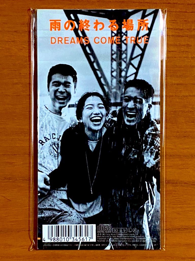 astromaniax26's tweet image. 本日で発売から32年！

1993年9月9日 発売

【go for it!/Dreams Come True】

告知ポスターとCD

オリコン最高1位

2曲目の「雨の終わる場所」
と両A面シングル

1曲目のポップさとは対照に
2曲目の今の時期に
似合う雨song

#ドリカム
#goforit
#13thシングル
#8cmCD
#EPIC
#SONY
#ポスターとCD