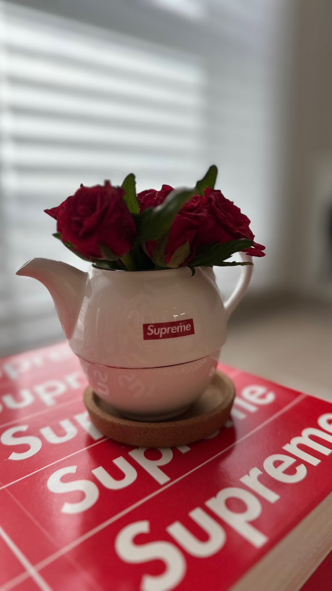 Supreme Drops tweet media
