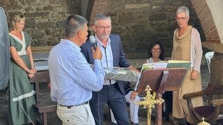 BisbatUrgell's tweet photo. El diumenge 7 de setembre s’ha celebrat la 40ena Festa de la Mare de Déu de l’Horta a l’ermita d’#Ivars d’Urgell, amb una missa solemne a l’exterior del santuari oficiada pel nou rector de la parròquia Mn. Ricard Barba, amb l’acompanyament musical de la Coral de Castellserà. https://t.co/6LI1edhpQY