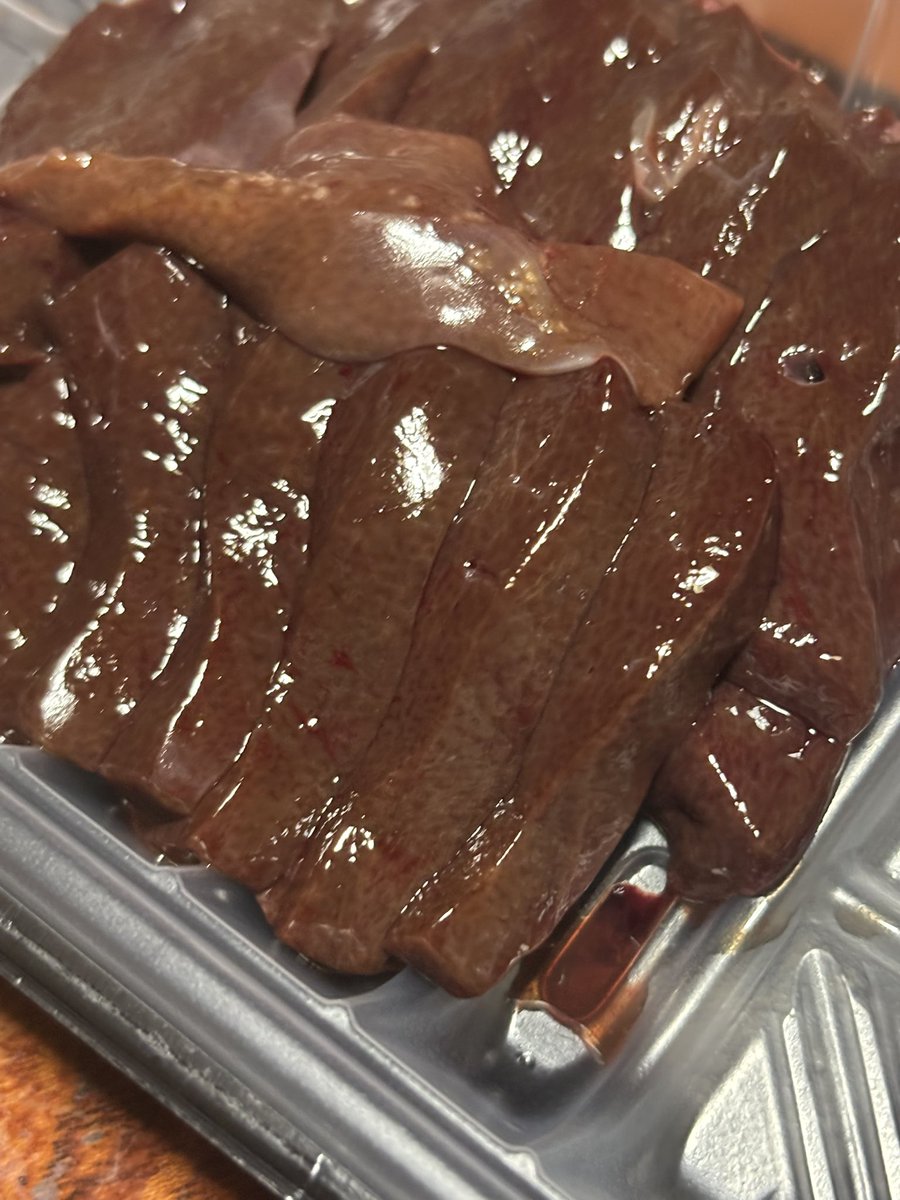 今晩はレバ刺しだってー