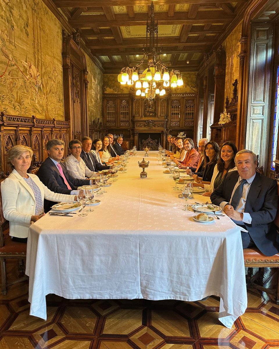 👥 Los notarios Luis Rueda y José Carlos Sánchez presiden los dos tribunales examinadores, integrados por notarios, magistrados, catedráticos, abogados del Estado y registradores

🤝🏻 Con ellos compartieron ayer un almuerzo de trabajo nuestra presidenta y la directora general de