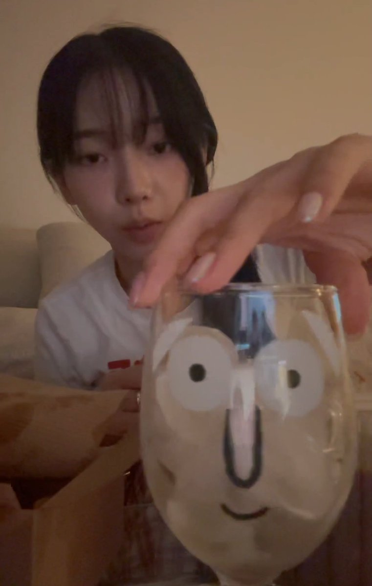 karina: im gonna do a mukbang let me bring out the fine china (her silly ass cup) 😝