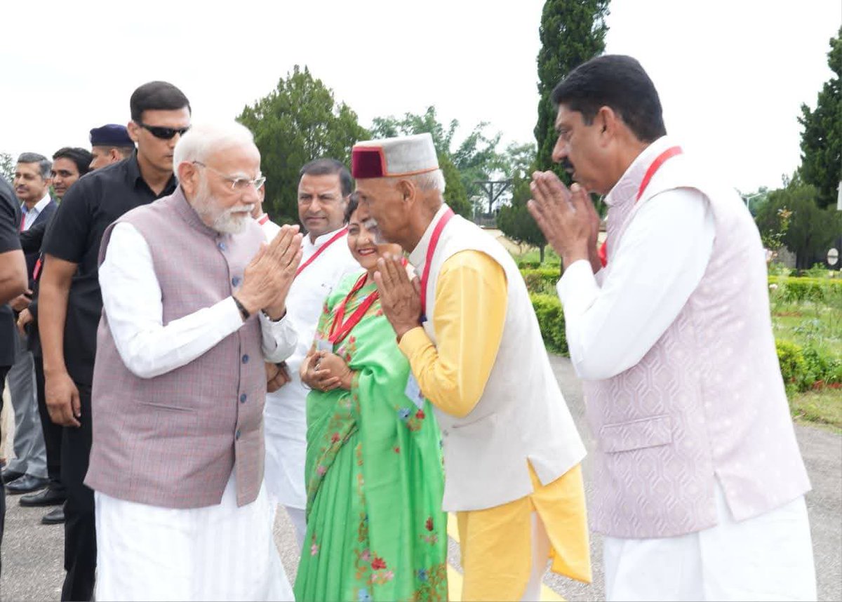 आज देवभूमि हिमाचल प्रदेश में आपदा प्रभावित क्षेत्रों का हवाई निरीक्षण करने के उपरांत गगल एयरपोर्ट पहुंचे आदरणीय प्रधानमंत्री श्री Narendra Modi जी का स्वागत-अभिनंदन किया।