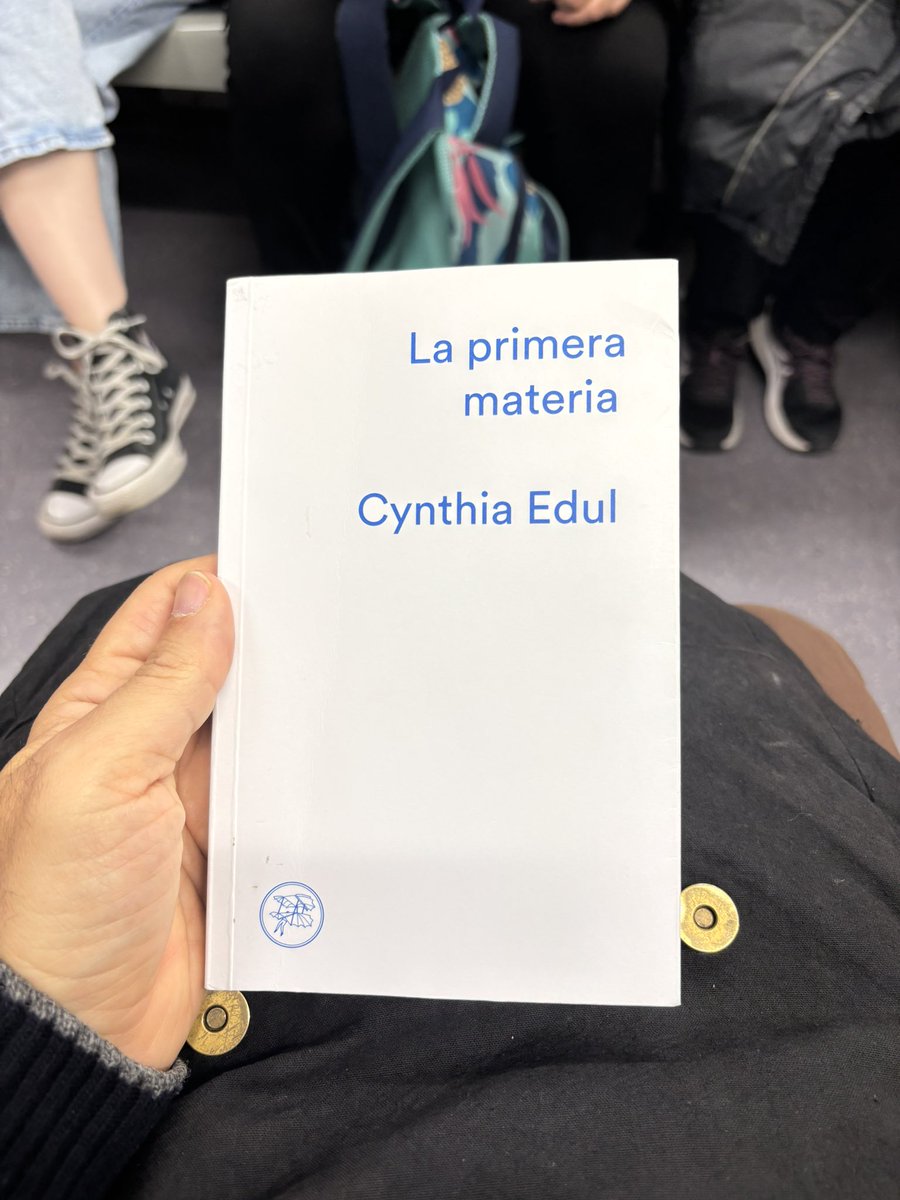 Quienes fuimos criados entre telas encontramos en este libro la historia de nuestras vidas. Qué maravilla.
Recuerdo mis siestas en la fábrica familiar acostado sobre telas o ropa de otras temporadas.
<a href="/cynthiaedul/">Cynthia Edul</a> que maravilla!