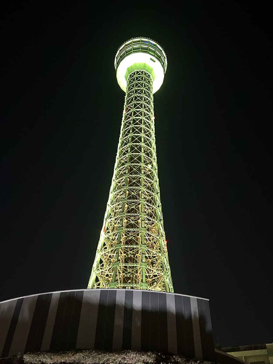 横浜マリンタワー
#ライトオブウィッシュ 💡✨

今夜は、お客様からのご依頼での『特別演出』ライトアップです！💚❤️🖤🤍

推しの初ソロライブを祝うライトアップ！🐺🌲🎤✨

月明かりの下で歌声が森に響き渡り、ライブが成功しますように✨✨

#横マリライトアップ