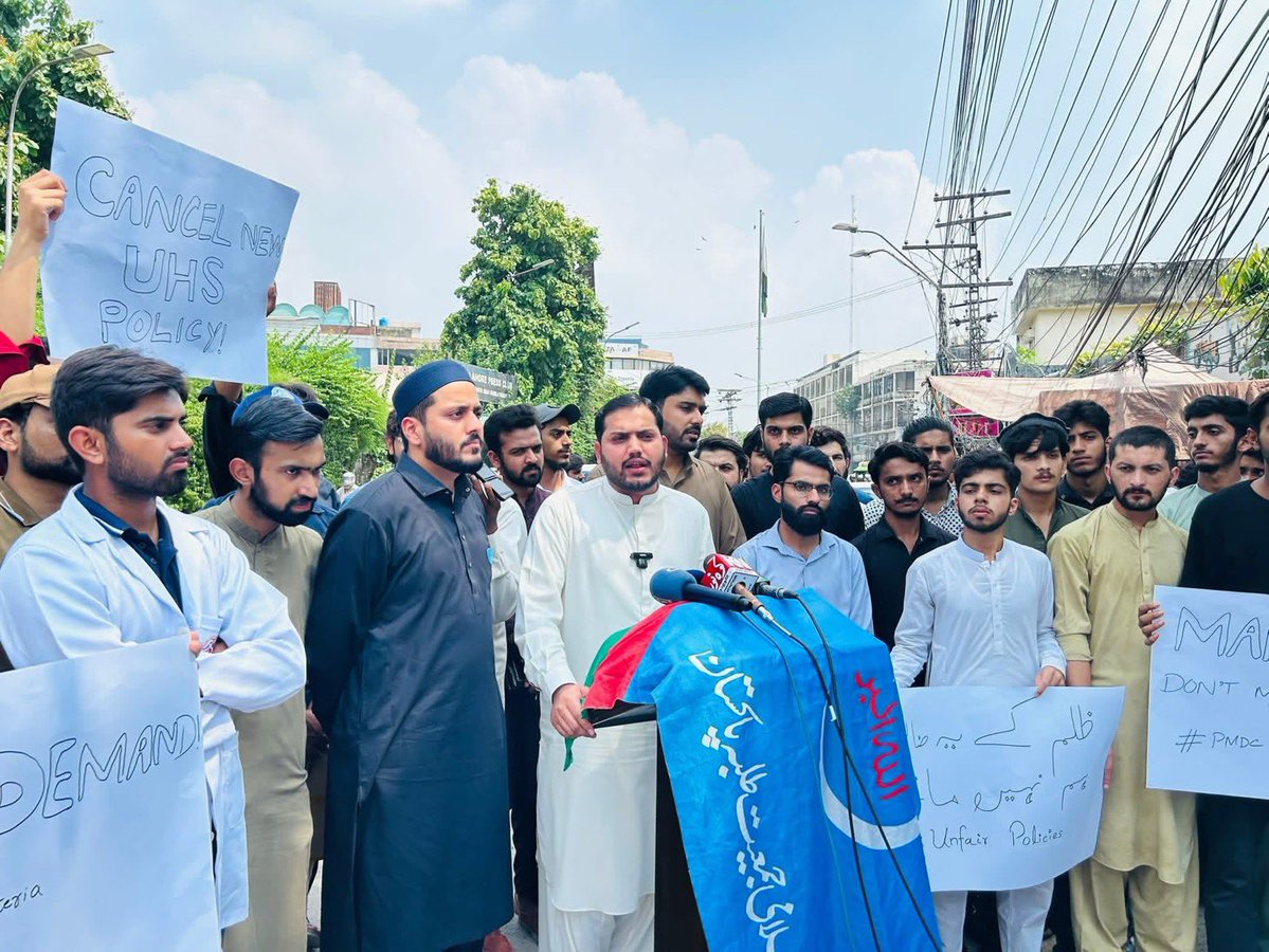 PresidentIJT's tweet image. لاہور: ناظمِ اعلیٰ اسلامی جمعیت طلبہ پاکستان برادر حسن بلال ہاشمی نے PMDC کی غیر منصفانہ پالیسیوں کے خلاف پریس کانفرنس سے خطاب کیا۔
اس موقع پر ناظم پنجاب جنوبی برادر ابوذر غفاری، ناظم لاہور برادر عبداللہ عباس اور معتمدِ صوبہ حذیفہ عثمان بھی موجود تھے۔
#PMDC #JamiatPK