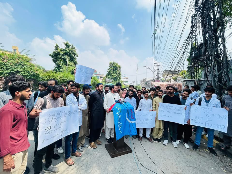 PresidentIJT's tweet image. لاہور: ناظمِ اعلیٰ اسلامی جمعیت طلبہ پاکستان برادر حسن بلال ہاشمی نے PMDC کی غیر منصفانہ پالیسیوں کے خلاف پریس کانفرنس سے خطاب کیا۔
اس موقع پر ناظم پنجاب جنوبی برادر ابوذر غفاری، ناظم لاہور برادر عبداللہ عباس اور معتمدِ صوبہ حذیفہ عثمان بھی موجود تھے۔
#PMDC #JamiatPK