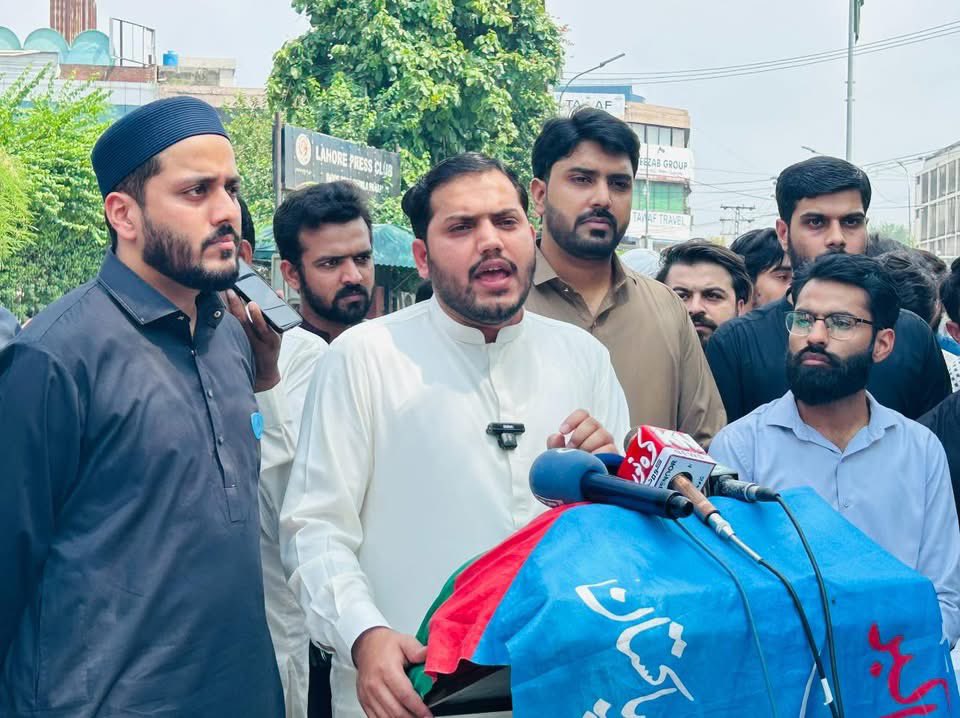 PresidentIJT's tweet image. لاہور: ناظمِ اعلیٰ اسلامی جمعیت طلبہ پاکستان برادر حسن بلال ہاشمی نے PMDC کی غیر منصفانہ پالیسیوں کے خلاف پریس کانفرنس سے خطاب کیا۔
اس موقع پر ناظم پنجاب جنوبی برادر ابوذر غفاری، ناظم لاہور برادر عبداللہ عباس اور معتمدِ صوبہ حذیفہ عثمان بھی موجود تھے۔
#PMDC #JamiatPK