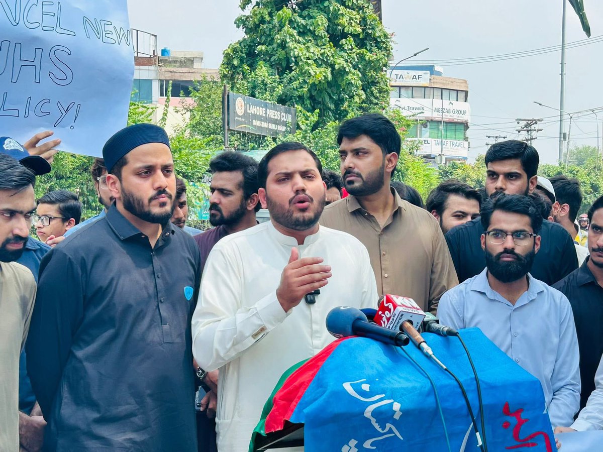 PresidentIJT's tweet image. لاہور: ناظمِ اعلیٰ اسلامی جمعیت طلبہ پاکستان برادر حسن بلال ہاشمی نے PMDC کی غیر منصفانہ پالیسیوں کے خلاف پریس کانفرنس سے خطاب کیا۔
اس موقع پر ناظم پنجاب جنوبی برادر ابوذر غفاری، ناظم لاہور برادر عبداللہ عباس اور معتمدِ صوبہ حذیفہ عثمان بھی موجود تھے۔
#PMDC #JamiatPK