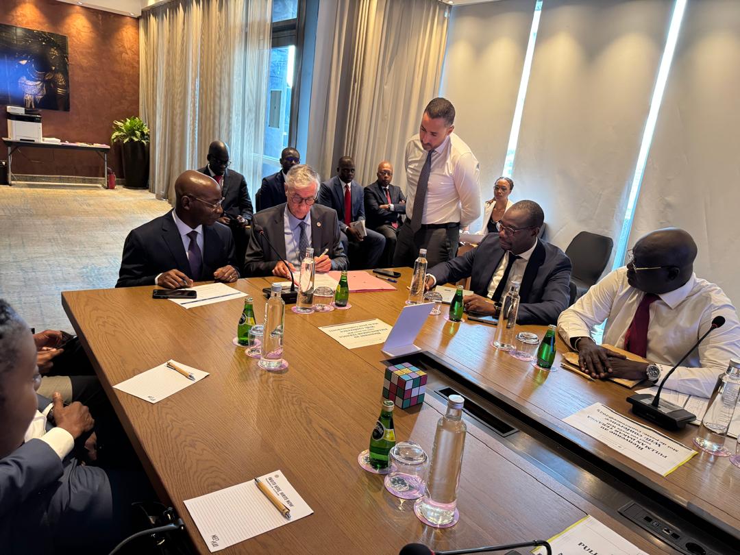 Idrissanassa's tweet photo. À l’issue d’un processus bien maîtrisé, nous avons finalisé le lundi 08 septembre 2025 à Dakar, le closing de l’opération de reprise des activités du réseau TotalEnergies au Burkina Faso.
Suite à cette opération, une nouvelle gouvernance a été mise en place pour porter les grandes ambitions et perspectives de développement du groupe dans ce secteur.
Un nouveau chapitre s’ouvre désormais pour cette société, sur un marché plein d’opportunités et de leviers de croissance.
En reconnaissance de la contribution décisive du personnel à la construction de cette entreprise, l’un des leurs a été appelé à en prendre la direction. Je félicite chaleureusement M. Vincent Ouédraogo, un haut cadre issu de la maison, qui prend dorénavant les rênes en qualité de Directeur Général.
J’exprime également ma profonde gratitude à Son Excellence, l’Ambassadeur du Burkina Faso au Sénégal, qui a honoré cette cérémonie de sa présence. Son soutien témoigne de la confiance des plus hautes autorités de notre pays envers le secteur privé national.
Un avenir plein de promesses s’ouvre devant nous, faisons-en une réussite collective !