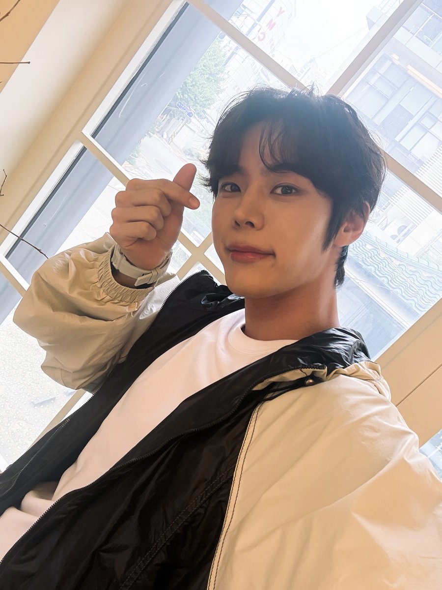Official_Seobin's tweet photo. 전력질주 → 라면질주 → 앨범질주 → 셀카질주 📸
맛있고, 뜨겁고, 즐겁게🔥
슈밍 덕분에 행복한 시간이었습니다 🏃‍♂️🍜

#윤서빈 #YoonSeobin
#전력질주 #RunToYou
#슈밍의라면가게 #XIUMIN_STORE https://t.co/K6aRUOoFnI