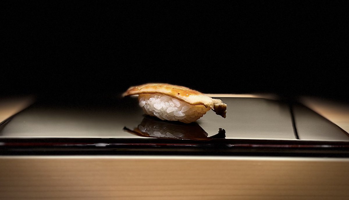 神経締めの明石の蛸、常軌を逸した香りと舌触りの真鯛、天草の異常に濃厚な赤雲丹、そして時の人である今治藤本氏の別次元の香りの縞鯵からスタートのここ。実は空いてれば当日電話予約も出来る。今後間違いなく予約が取れなくなるため通うなら今すぐに。イイねした人だけに店名をこっそり耳打ちします