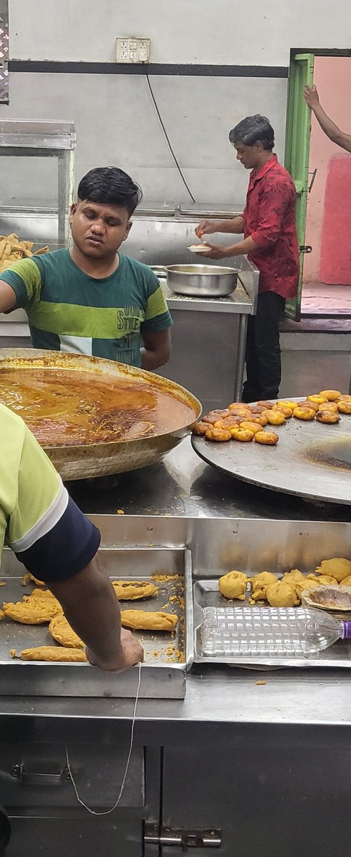 rajeshmanne1's tweet image. చాలా రోజుల తర్వాత #GokulChat Visit 😋

#SamosaCutlet #Kulfi