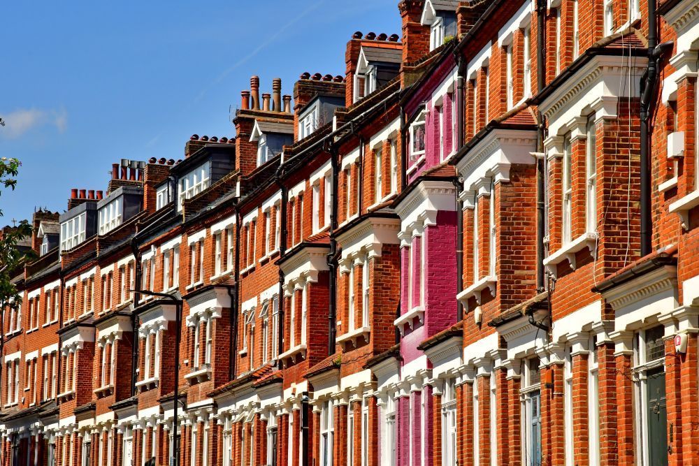 AbodeTwo's tweet image. Homes by Hyde Park, Regent’s Park or Kensington Gardens can cost double.
@Winkworth: Royal Parks add a 30–100% “park premium” @Savills: Avg. London “green premium” = +15%. For many buyers, green space now matters more than a tube. Would you pay the premium?

#LondonProperty