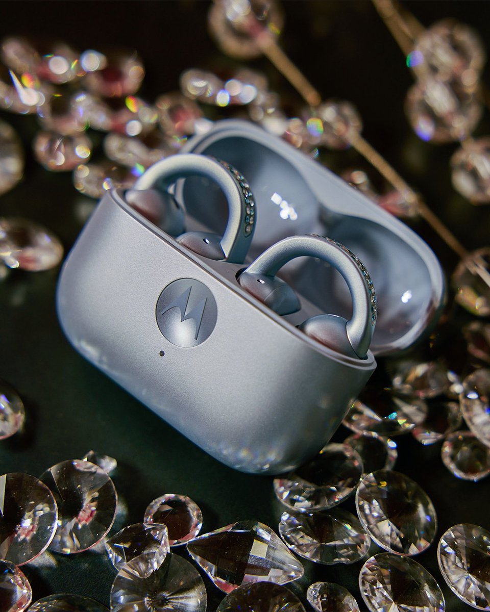 motorolaUK's tweet photo. Stealing the spotlight at IFA 2025 🌟

The #BrilliantCollection by Motorola is redefining mobile design and unlocking new ways for users to express who they are.

#Motorola #HelloMoto #Razr60 #MotoBudsLoop #Swarovski https://t.co/sHi1o4H3R0